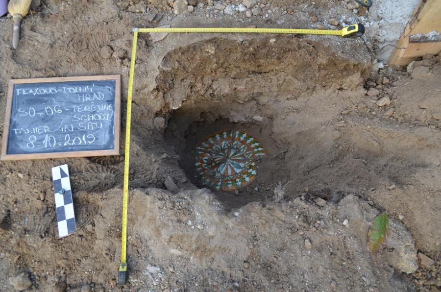 Nález -polychrómovaného taniera zo 16. stor. na mieste schodiska (2019 Fotogaléria