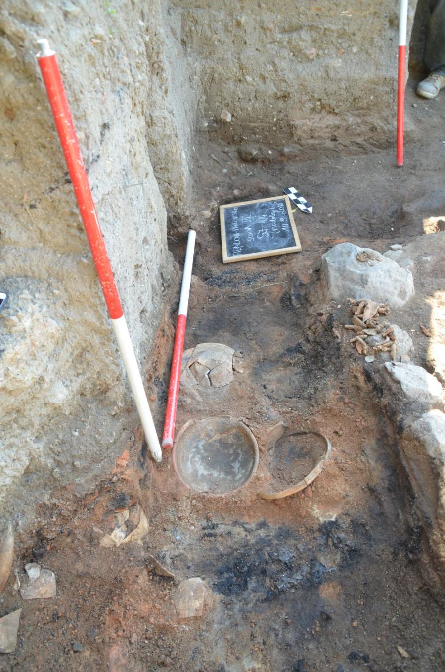 Nález zásobnej jamy so zvyškami keramických nádob a organických materiálov (2018) Fotogaléria