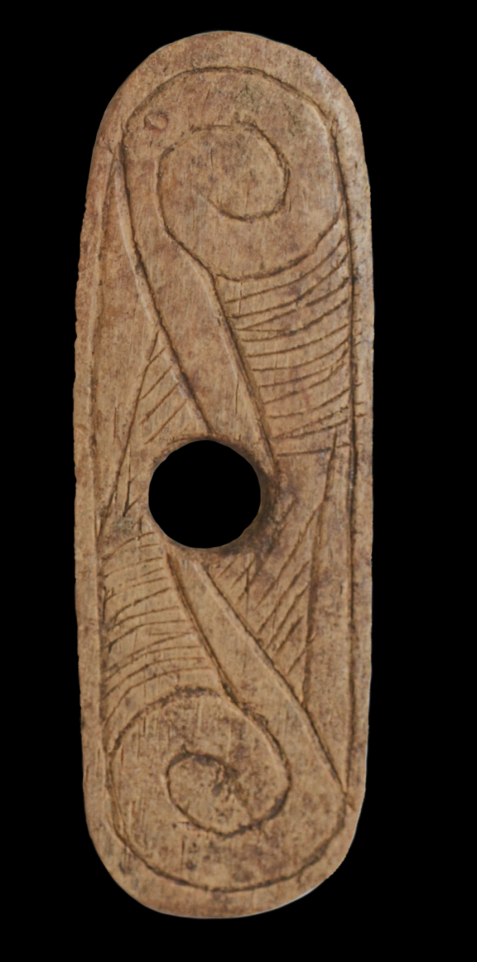 Ornamentálna kostená platnička na zdobeniepažby pušiek, 16.-17. stor Fotogaléria