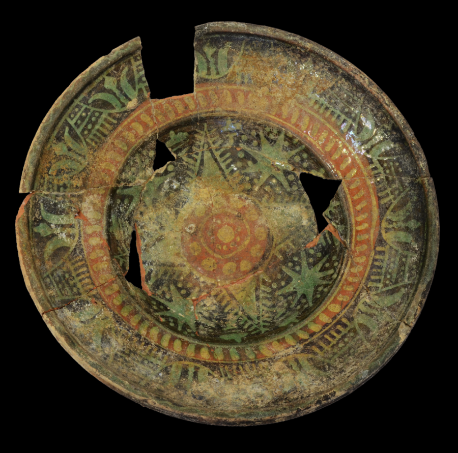 Kučkovaný tanier z dolného hradu, 16. stor. Fotogaléria