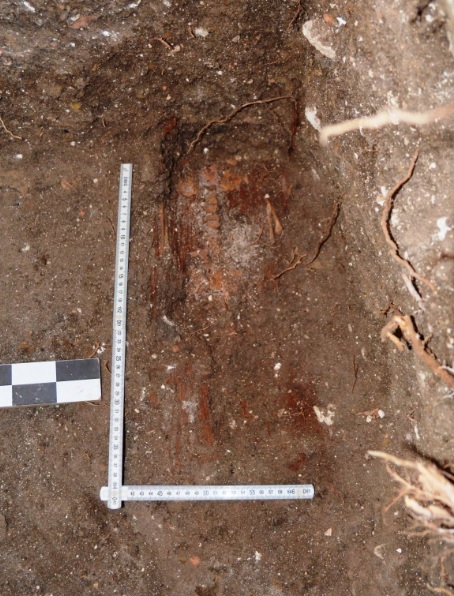 Detský hrob v Sonde IV v interiéri kostola Fotogaléria