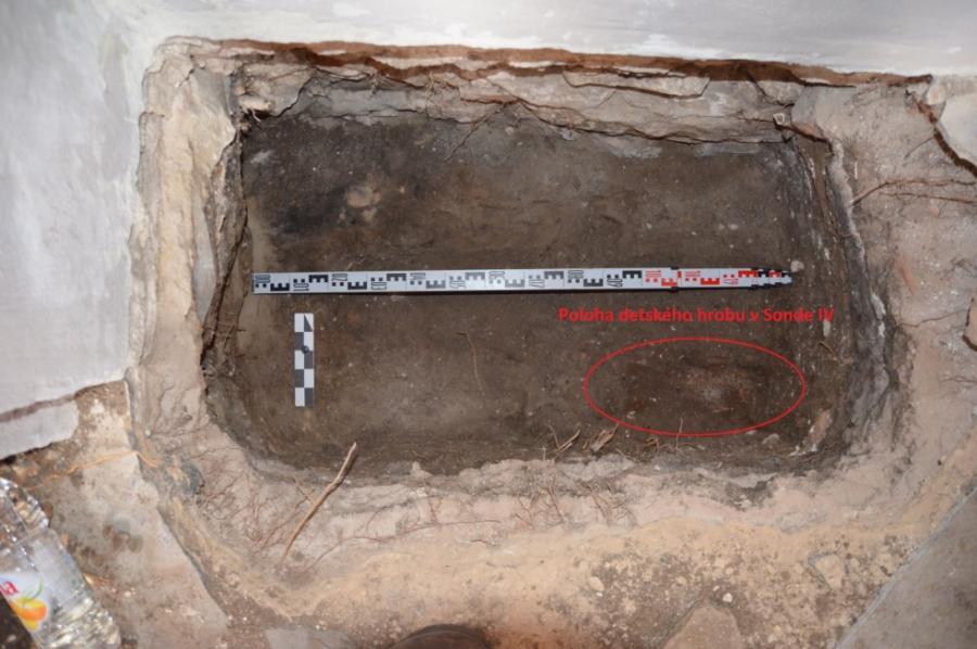 Sonda IV v interiéri kostola s detským hrobom Fotogaléria