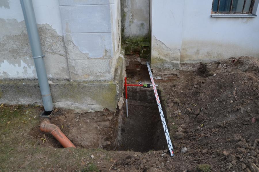 Sonda II a III pri severnom múre kostola a napojení kostolnej veže - prakticky bez nálezov Fotogaléria