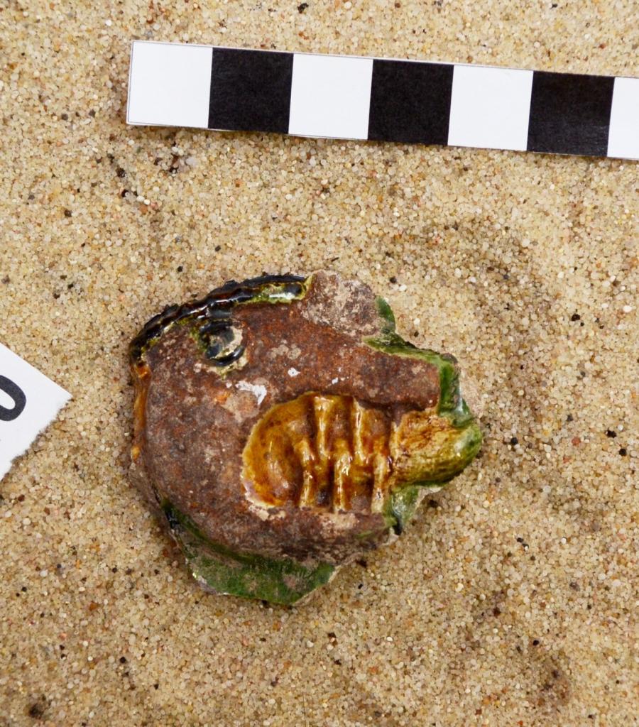 Glazovaná kachlica, hlava draka, 16. – 17. stor Fotogaléria