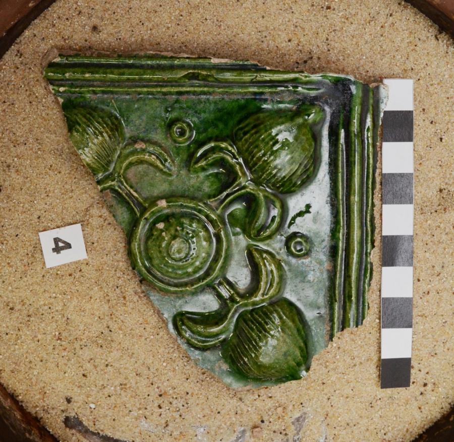 Zelenoglazovaná kachlica s makovnicami, 16. – 17. sto Fotogaléria