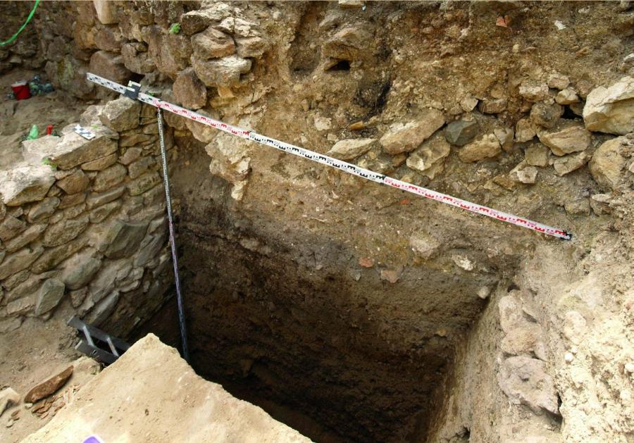 Kazemata č. IV, rez cez súvrstvie zo 16. stor. Fotogaléria