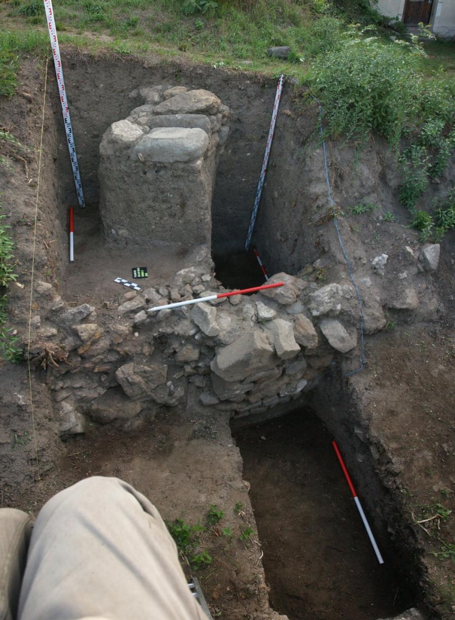 Južný pohľad na zisťovacie rezy sondy III (I – 2015). Fotogaléria