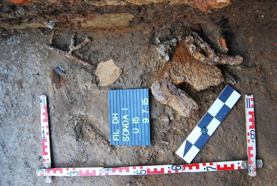 Detailný pohľad na kovový depot – povrch vrstvy U15a Fotogaléria