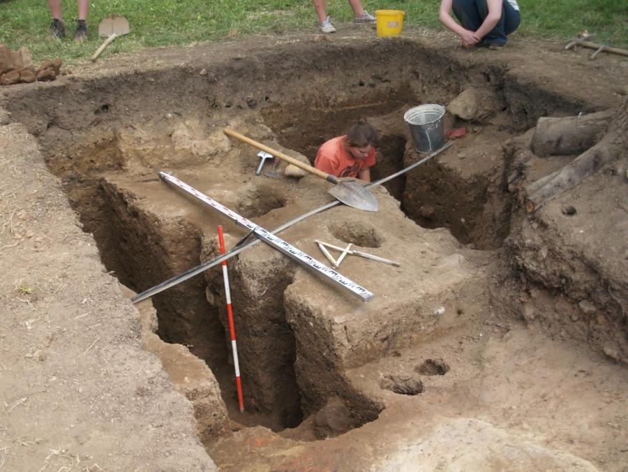 Rezy cez kolové jamy dvojradovej palisády v sonde I Fotogaléria
